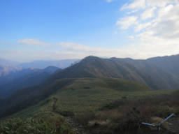 稜線の先は能郷白山に続く