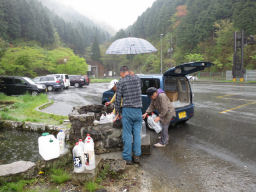 ドライブインで水汲み