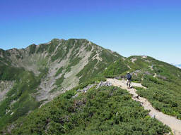 ようやく目指す山頂が見えてくる