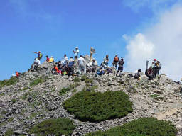 山頂に集う人々