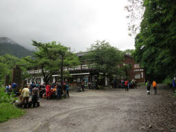明神館前でひと休み 
