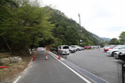 県道から駐車場へ