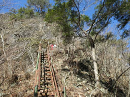 険しい岩場を登る