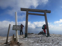 広い山頂に到着