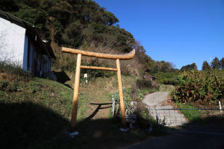 鳥居をくぐって山に入る