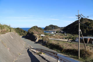 車道を下って北岸へ