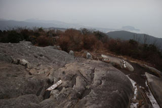 二丈岳山頂の岩の上