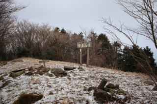 うっすら雪の女岳山頂