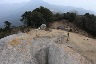 十坊山山頂の坊主岩の上に立つ