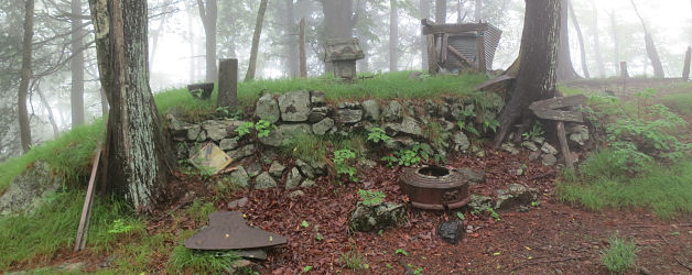 十二山神社跡地に転がる品々