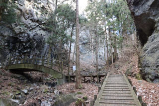 木道からそびえる屏風岩