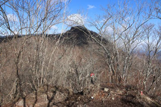 子持山手前の小ピークから