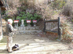 神社の前で一息