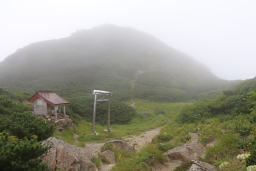 山頂直下に夕張神社