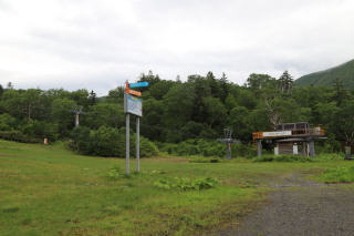 ゲレンデの脇に登山口