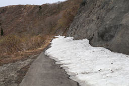 林道は雪でふさがれている