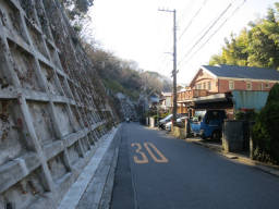 住宅地を歩いて逗子駅へ