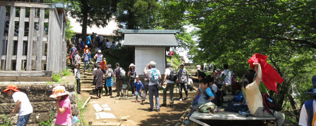 大山山頂は人混み