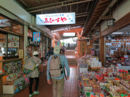 参道商店街を通過