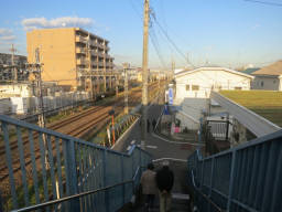 小田急の陸橋を歩く