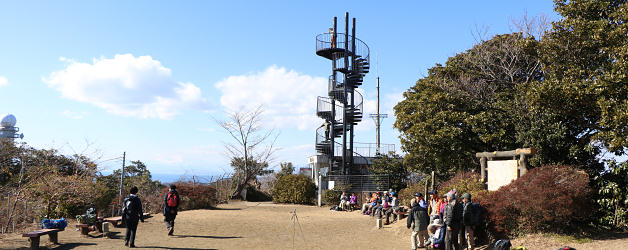 山頂には巨大な展望塔