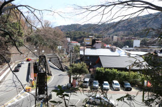 湯本の町に降りる