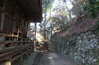 本殿の横に道が続く