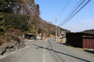 小塩のバス停を通過