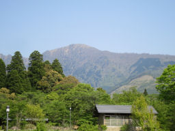 温泉駐車場から見える市房山