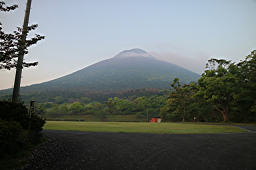 登山者用駐車場を出発