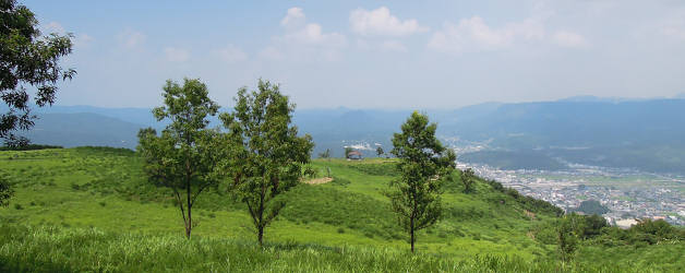 山頂の草原から玖珠町を一望