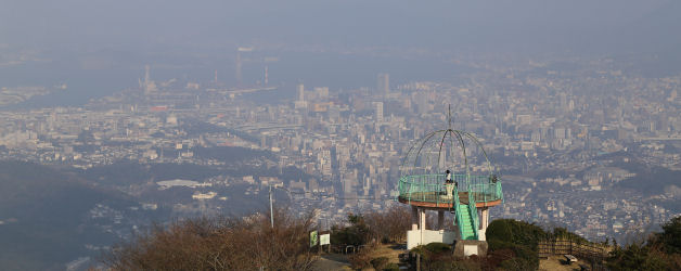 山頂から市街を見渡す