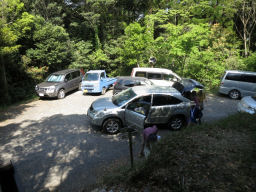 登山口は車で溢れる