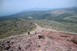 火山の道を登る