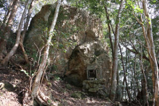 巨岩の下に祠