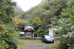 お堂のある楢原登山口