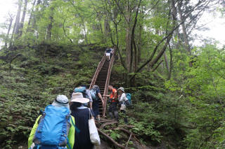 鉄階段を登る