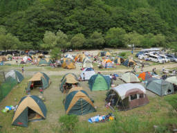 キャンプ場は朝から盛況 