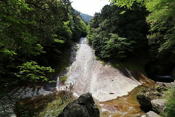 豪快な雪輪の滝