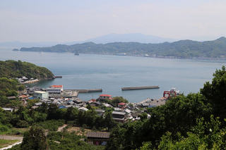 泊港へ降りていく