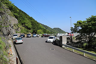 ダムのスペースに駐車