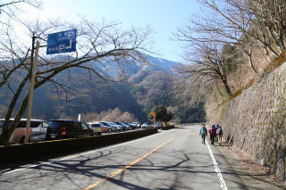 バス停からしばらく車道