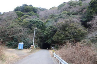 山の神トンネルをくぐる