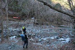 沢を渡ると西山林道