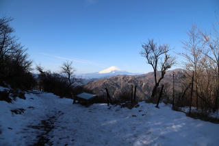 山頂の北側へ