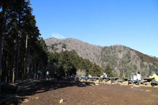 見晴台から大山を振り返る