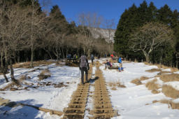 木道は雪の上