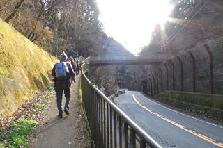 大垂水峠から登山口へ