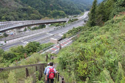 高速道路をくぐる