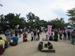 高尾山頂の人混み